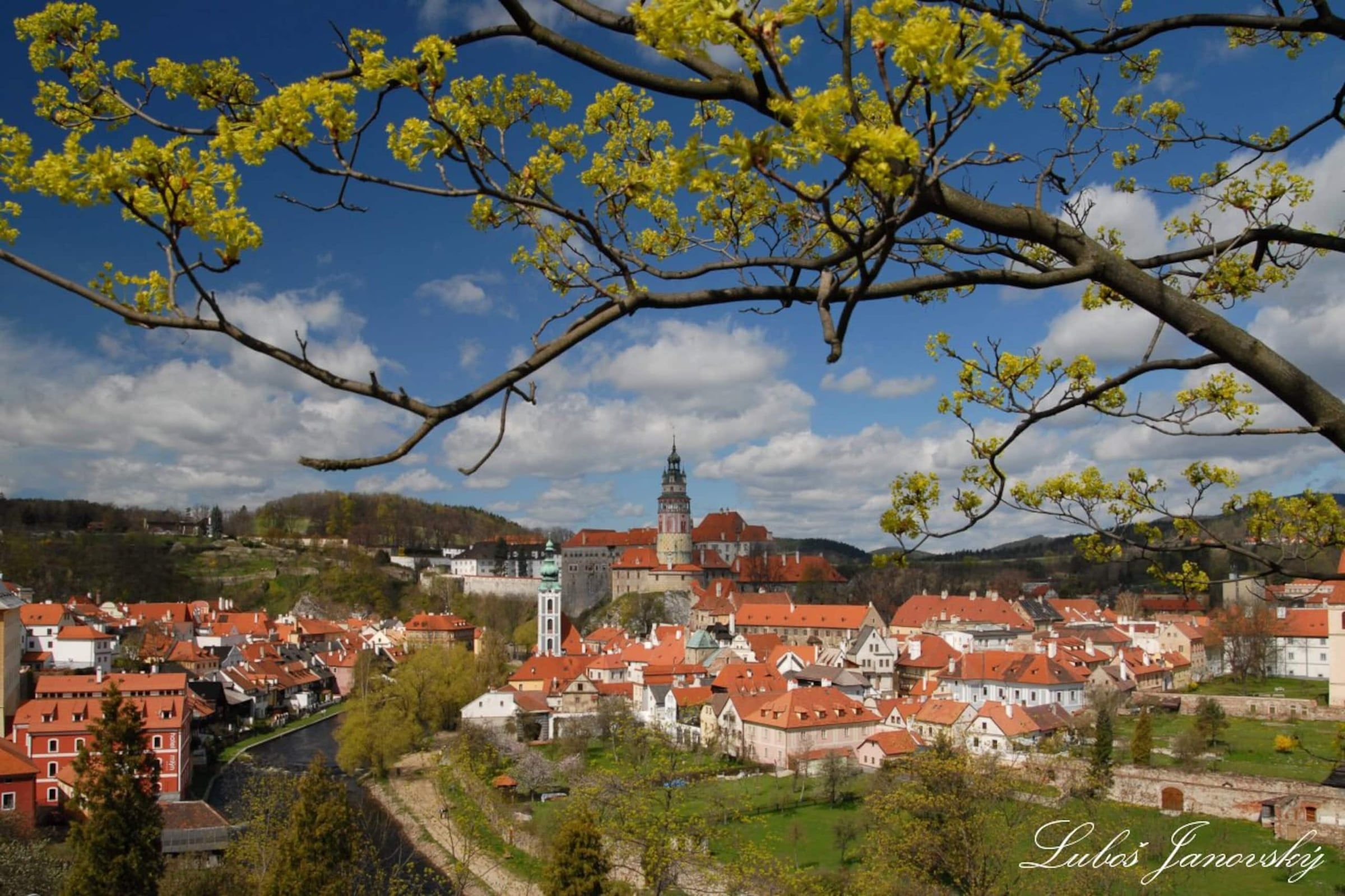 Český Krumlov se zámkem a meandrem Vltavy
