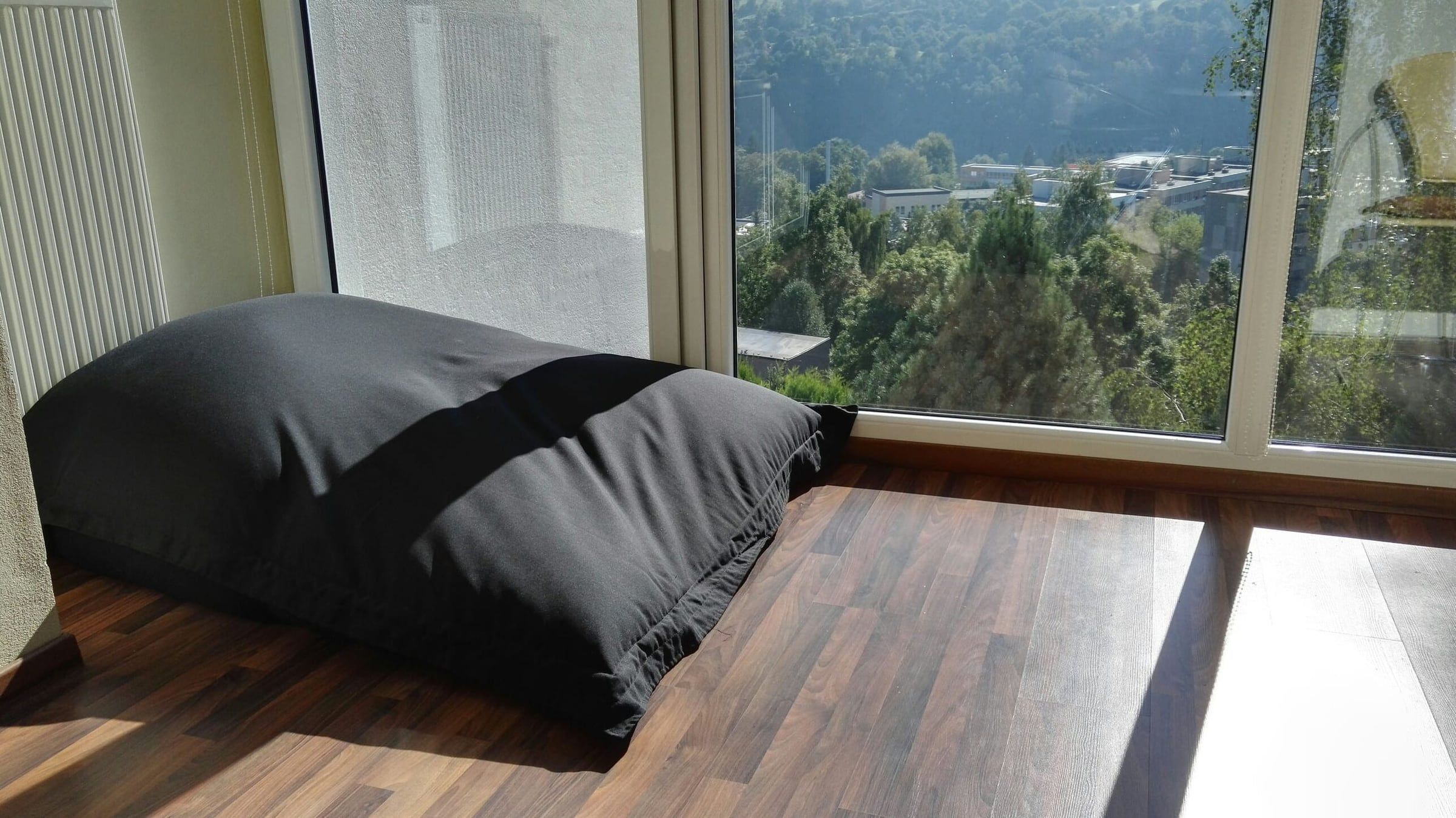 Sedací vak u okna do údolí